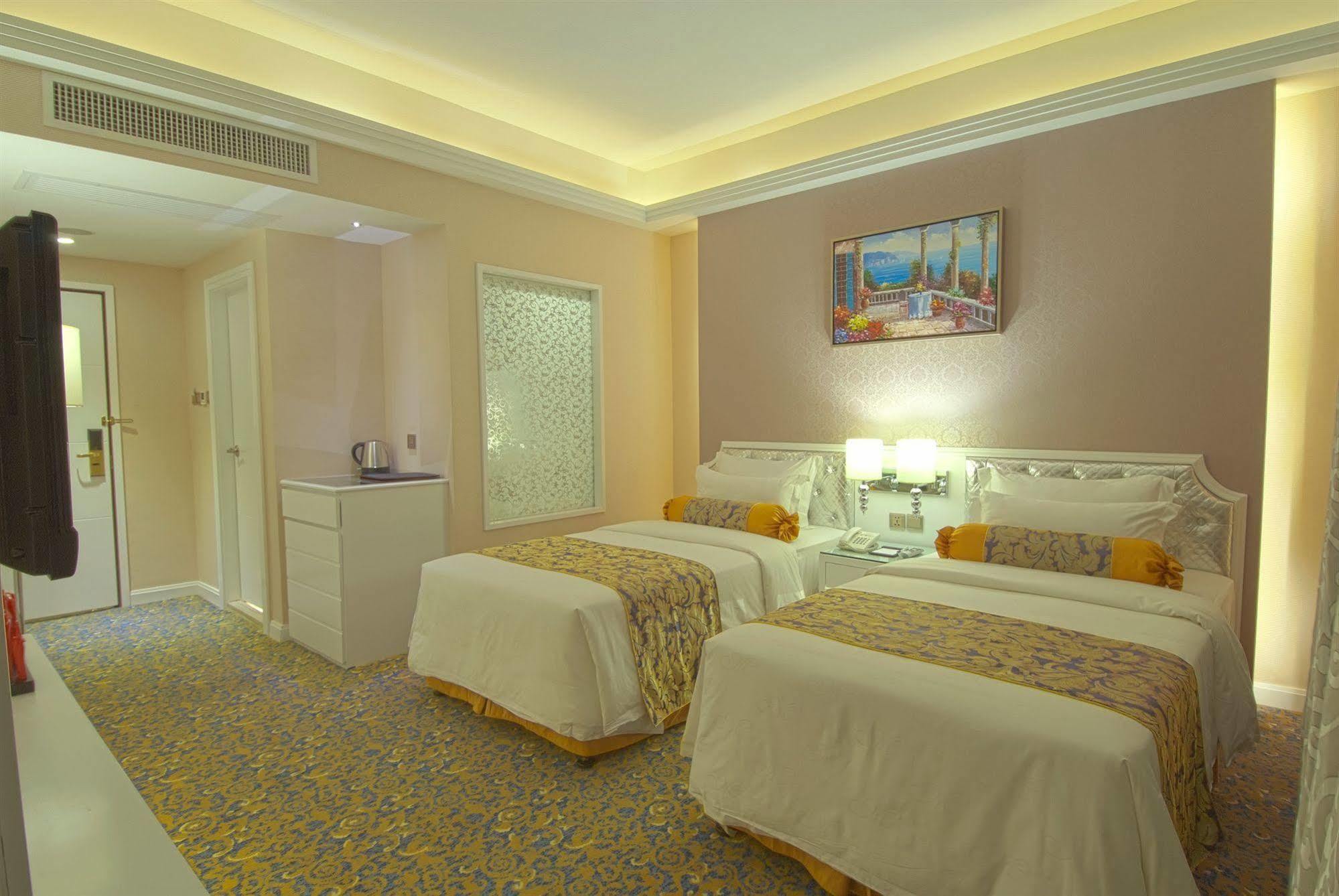 Metropole Hotel 3*