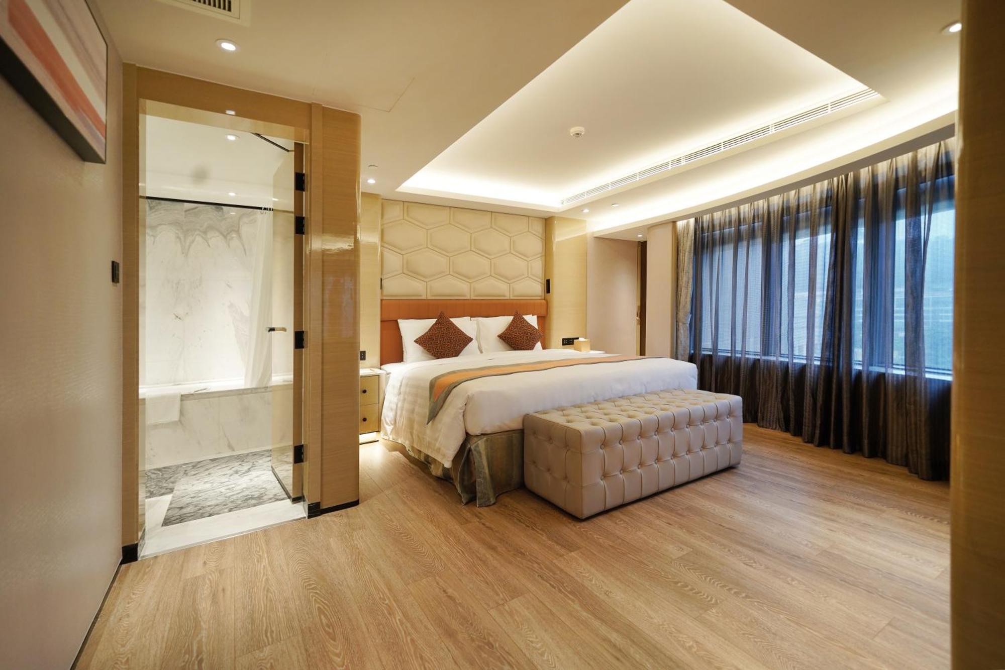 Golden Dragon Hotel 4*