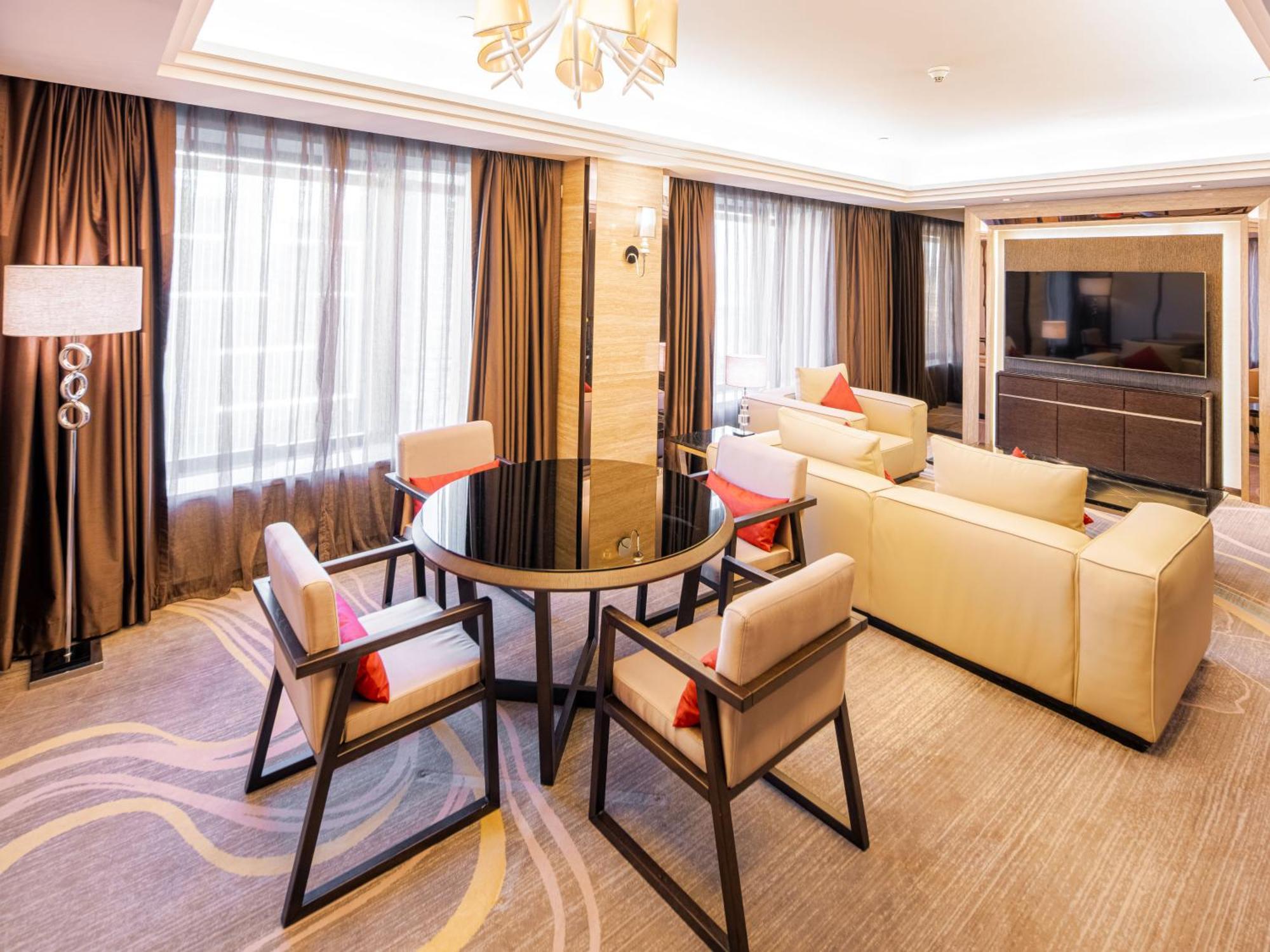 Grand Emperor Hotel 4*