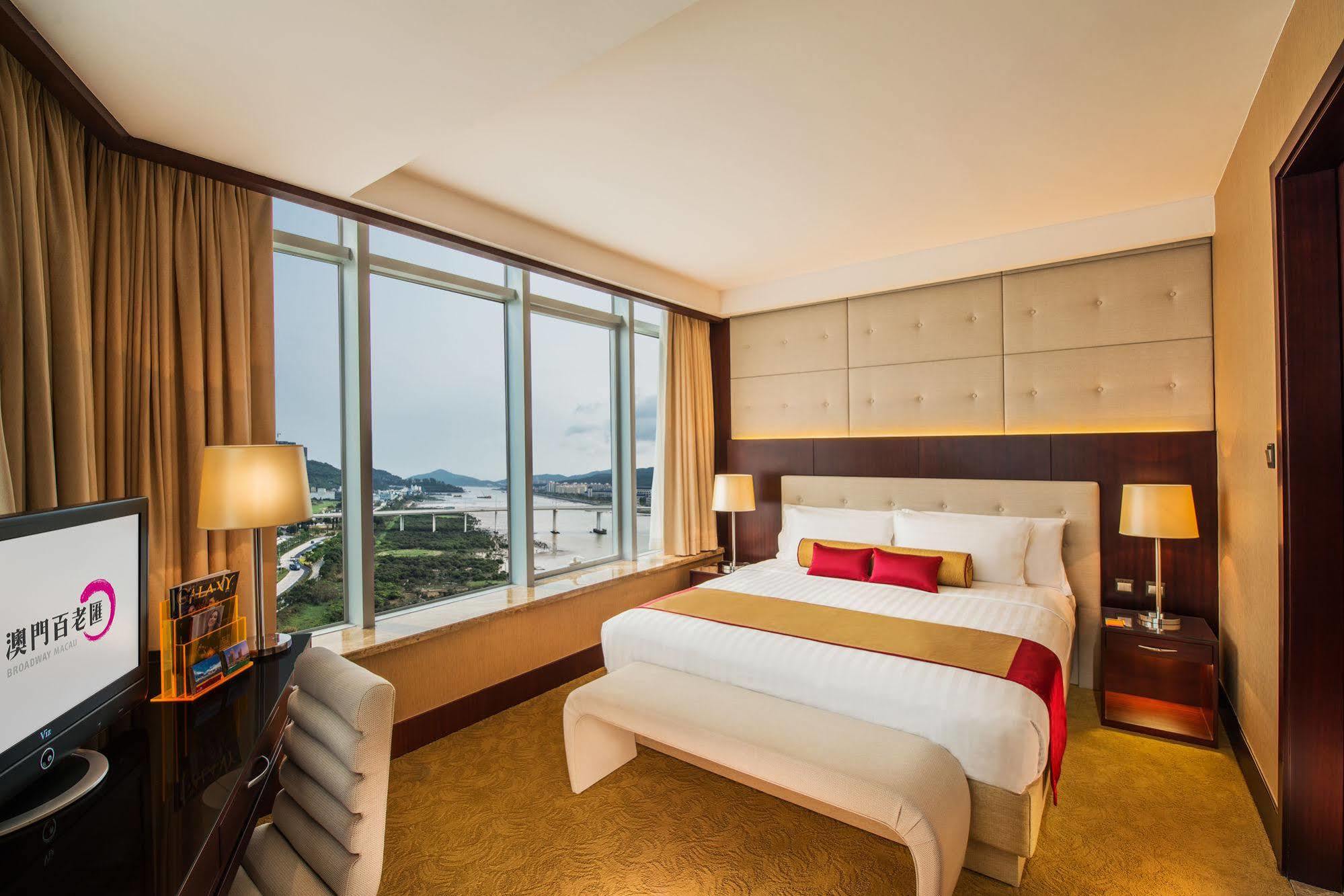 Broadway Hotel 5*