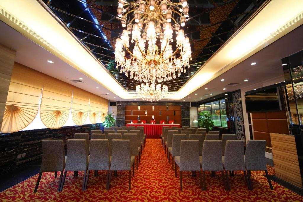 Beverly Plaza Hotel 4*