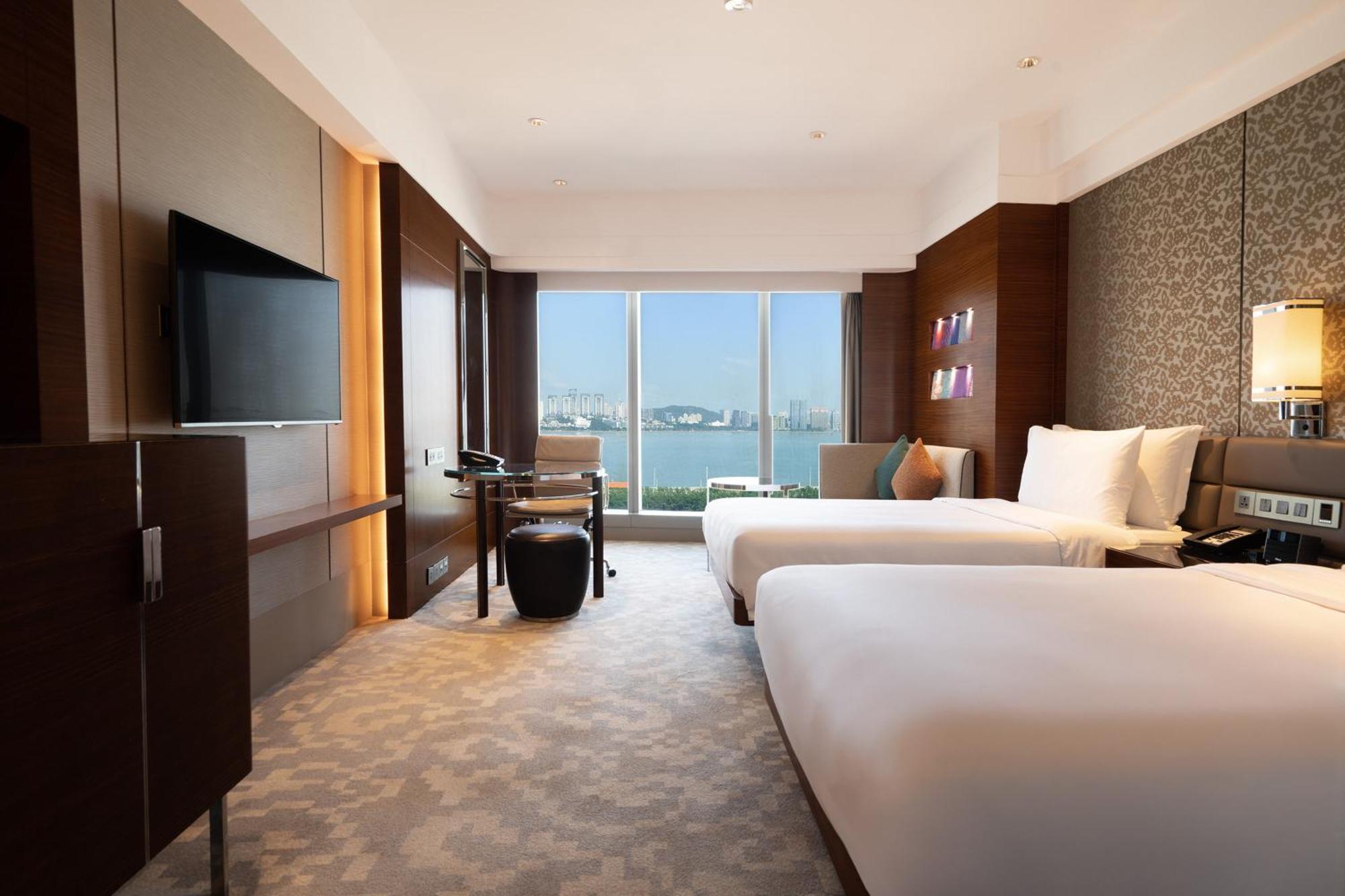 Crowne Plaza By Ihg 5*