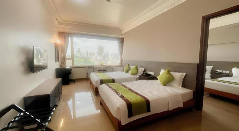 Grand Harbour Hotel