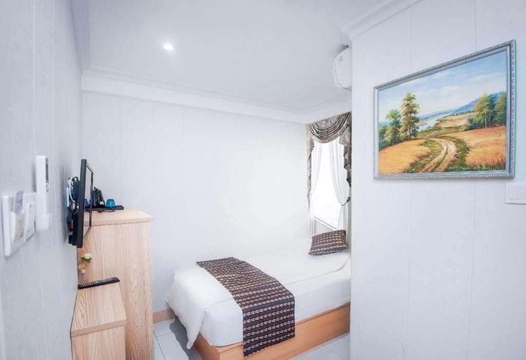 Holiday Hotel 2*
