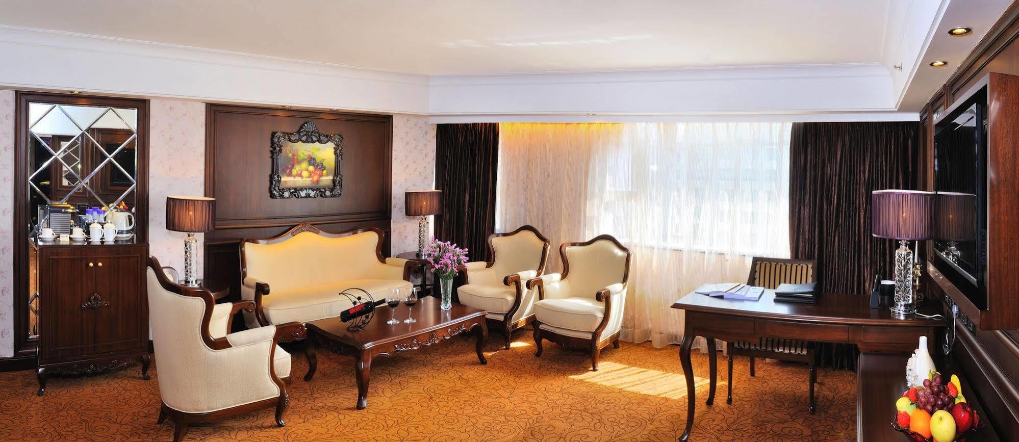 Beverly Plaza Hotel 4*