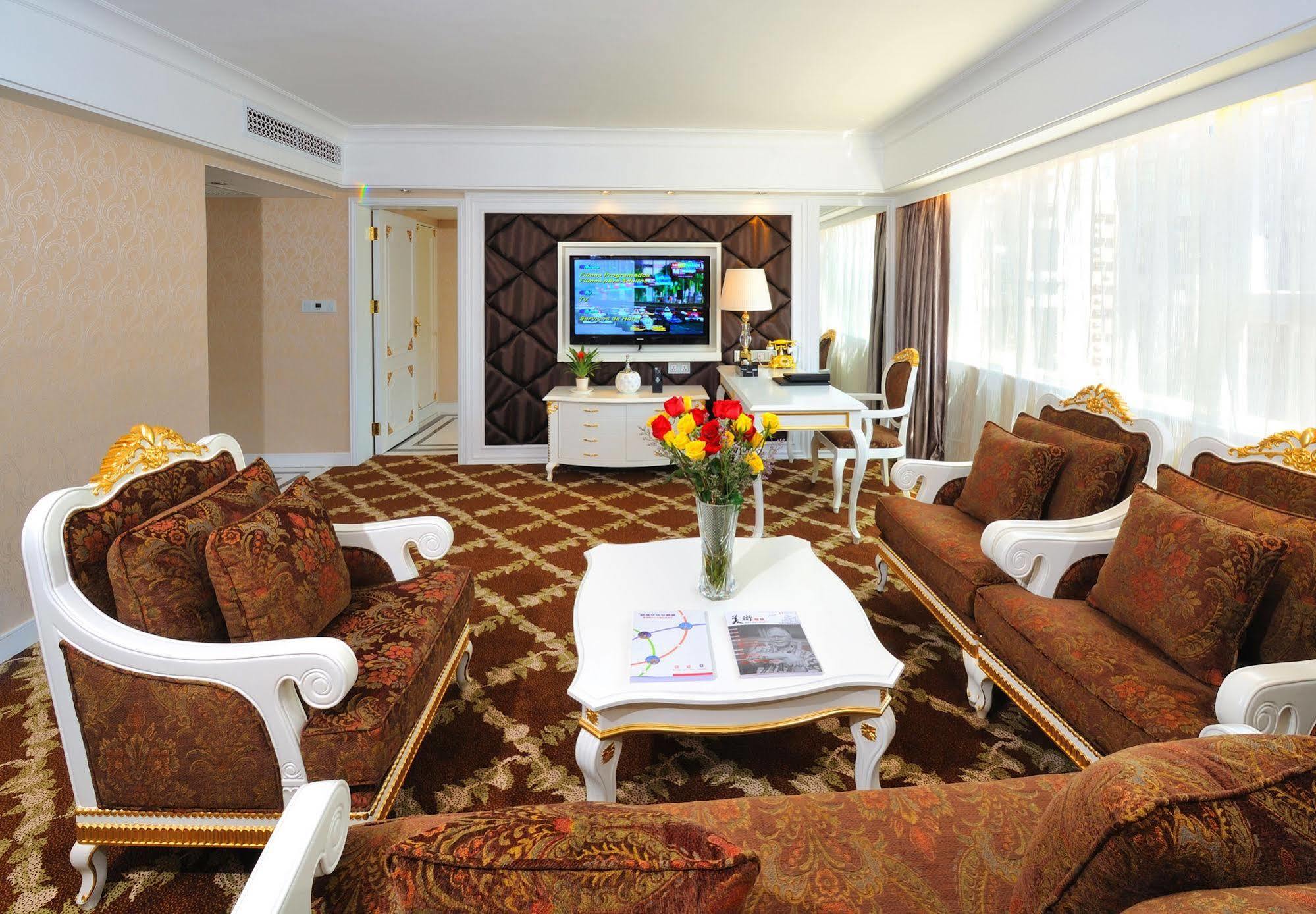 Beverly Plaza Hotel 4*